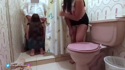 သူနာပြုဆရာမသည် ဆေးရုံရေချိုးခန်းထဲတွင် ပက်လက်လန်နေသော လူနာကို တွေ့သည် / PART 1 / NicoleLondrawer / Chiquicandy